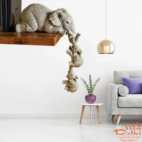 Сім'я слонів - слон тримає хоботом 2х слоненят.