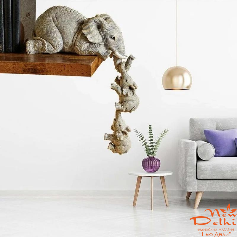 Сім'я слонів - слон тримає хоботом 2х слоненят.