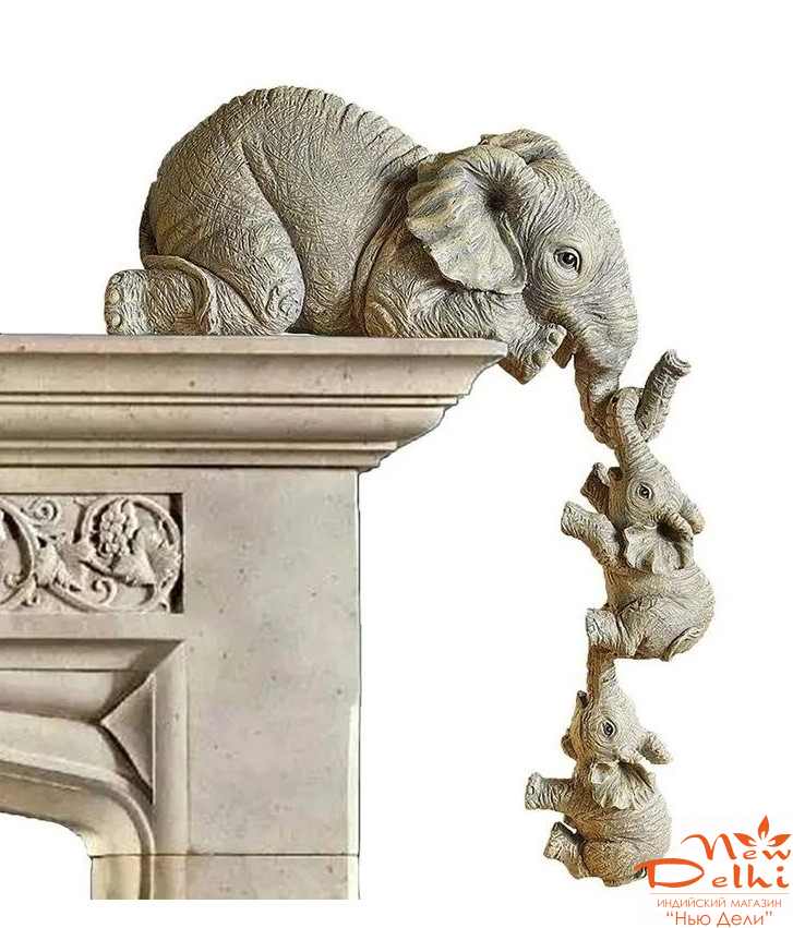 Сім'я слонів - слон тримає хоботом 2х слоненят.