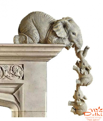 Сім'я слонів - слон тримає хоботом 2х слоненят.