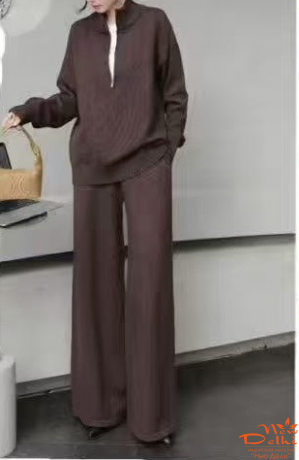 Светр Теплий з замком під горло шоколадного кольору.