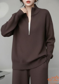 Светр Теплий з замком під горло шоколадного кольору.