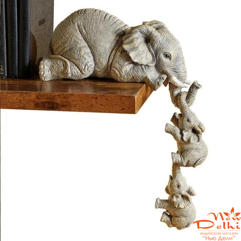 Сім'я слонів - слон тримає хоботом 2х слоненят.