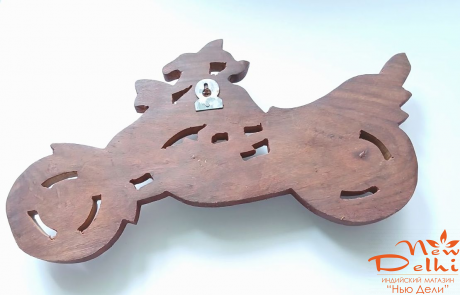 Ключниця "Заєць на Харлеї".Червоне дерево.Індія. 28*13 см